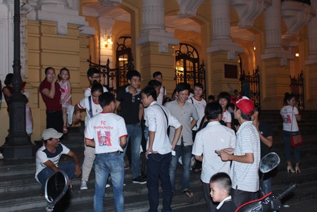 Ngay từ chiều ngày 18/9, hàng trăm fan đã có mặt tại Nhà hát lớn Hà Nội để cổ vũ cho Phương Mỹ Chi và Quang Anh